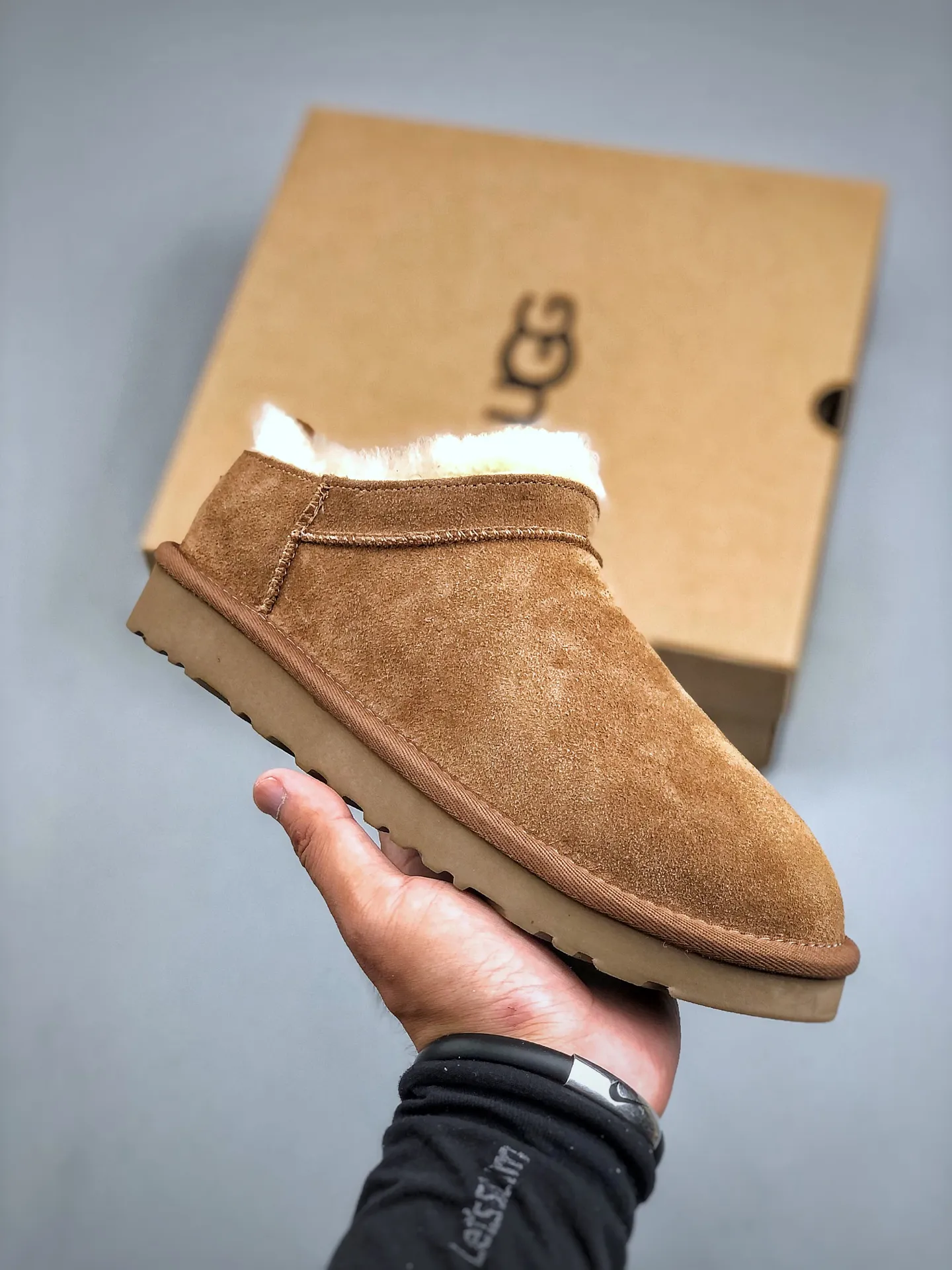 Local self-pickup💰520 supports store placement. The top version of ugg on the market. 25 new models. UGG Elea Slip-On. Thin and light slip-on. Home, office, air-conditioned room. Easy to match, super fashionable and long-leg welfare model. Produced by a large foreign trade factory in Guangzhou. Toe to insole. Genuine sheep fur integrated. Independent outer box packaging. Chip with waterproof technology. Different from any version on the market. Independently developed original outsole and cashmere insole to keep you warm in winter and suitable for home use. In recent years, uug has launched a style series that is partially geared towards the preferences of young consumers and has also moved to the forefront of fashion trends. Shoe body material Water-repellent coated suede upper 17 mm UGGPURE™ implanted wool insole Lightweight non-slip and comfortable rubber outsole With brand LOGO trademark Comes with a full set of packaging Size: 35-40